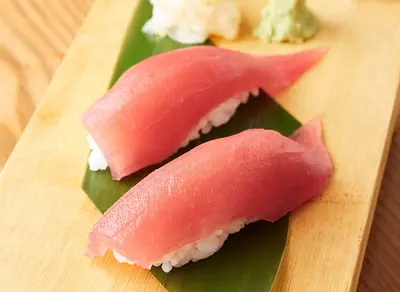 Tuna Nigiri Sushi (2 pcs)
