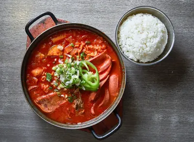 Bu De Jji Ge (comes with rice and noodle)