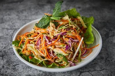 Green papaya salad with shredded chicken
