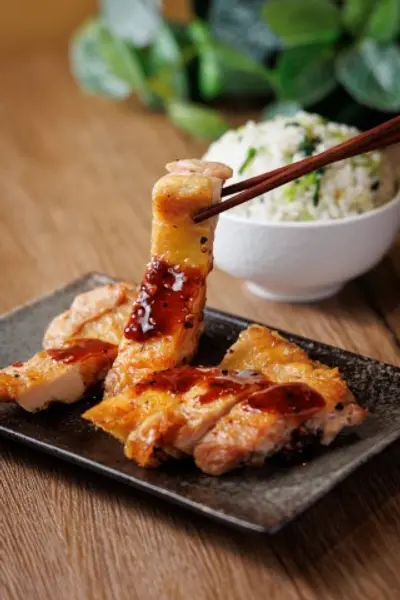 Pan-Fried Chicken Fillet with Honey and Black Pepper Sauce